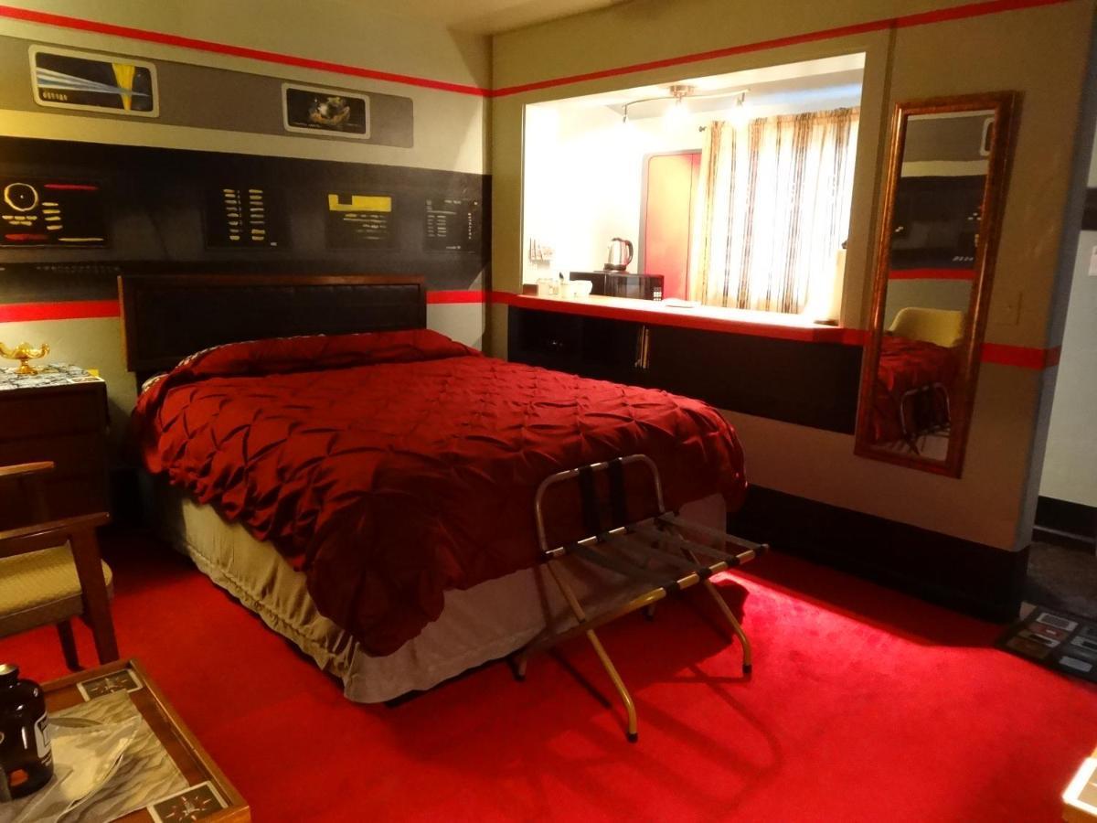The Star Trek - Uss Enterprise Room At The Itty Bitty Inn North Bend Exterior photo