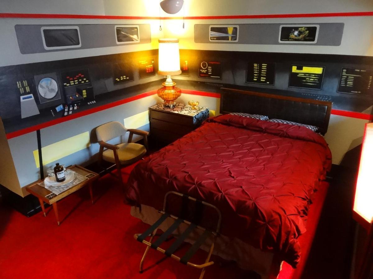 The Star Trek - Uss Enterprise Room At The Itty Bitty Inn North Bend Exterior photo