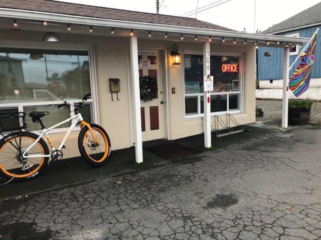 The Star Trek - Uss Enterprise Room At The Itty Bitty Inn North Bend Exterior photo